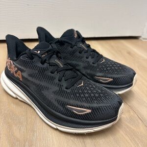 Hoka one Clifton 9 Women's Size 7.5 B Med 1127896 BRGl black/gold Running Shoes